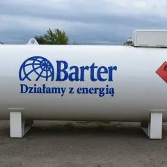 Duży zbiornik na gaz z napisem "Barter. Działamy z energią". Czy to propan czy propan butan?