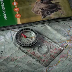 Mapa Bieszczad, na niej leży busola a kompas, gotowe do wyprawy.