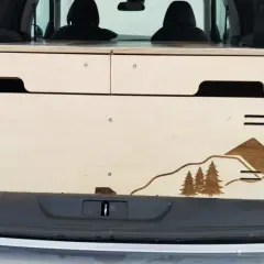 Drewniany box kempingowy z wygrawerowanym motywem gór i słońca, gotowy na przygody.