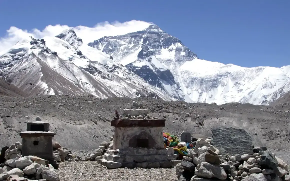 Monumenty i kamienie na tle majestatycznego Mount Everestu. Droga na szczyt jest długa, a ile wchodzi się na Mount Everest, zależy od wielu czynników.