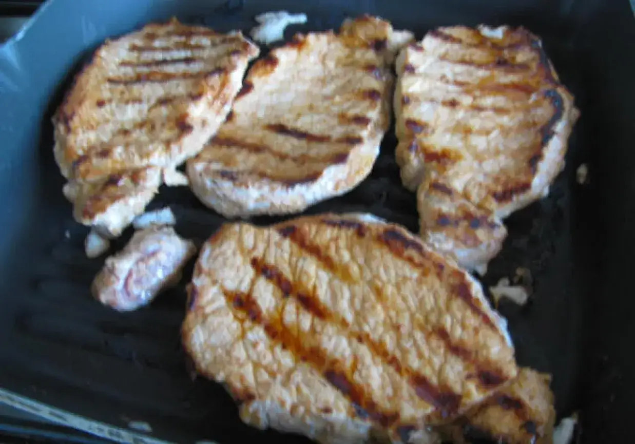 Karkówka na grillu elektrycznym, idealnie zarumieniona. Dowiedz się, ile grillować karkówkę na grillu elektrycznym, by była soczysta.