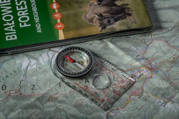 Mapa Bieszczad, na niej leży busola a kompas, gotowe do wyprawy.