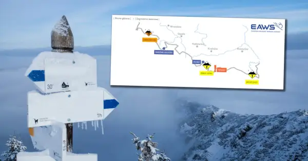 Zimowe Tatry i mapa zagrożeń lawinowych. Znaki szlaku turystycznego pokryte szronem wskazują drogę w gęstej mgle.