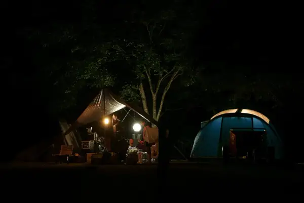 Nocne biwakowanie pod namiotem i plandeką, z oświetleniem. To właśnie survival, czyli radzenie sobie w trudnych warunkach.