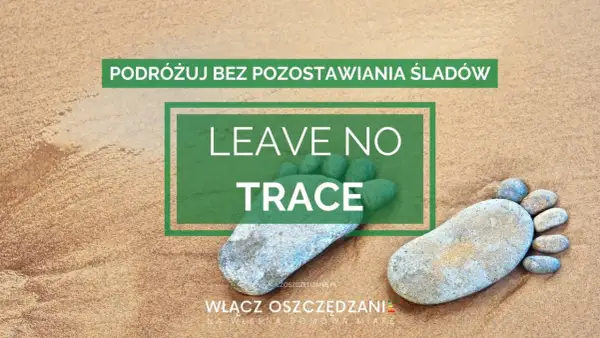 Podróżuj bez pozostawiania śladów. Zasady "Leave No Trace" to szacunek dla natury. Kamienie ułożone w kształt stopy na piasku.